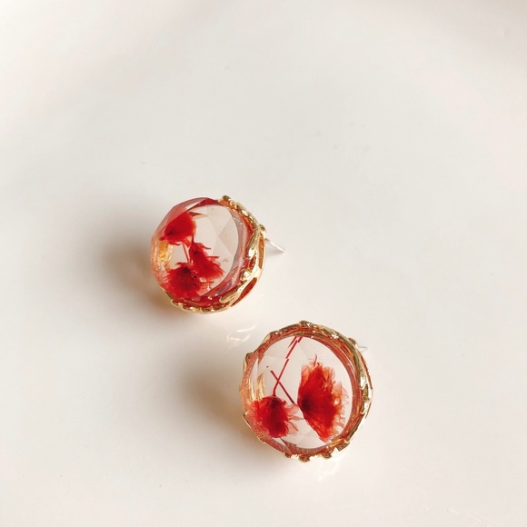 Clear Dried Flower Stud Earrings - Picture 3 of 11